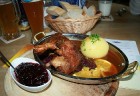 Restorāna airbrau ēdiena piedāvājums - pīle ar sarkanajiem kāpostiem, kartupeļu klimpu un dzērveņu ievārījumu 15