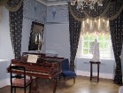 Zilais salons bija baroneses rīcībā. Muižas restaurācijas laikā (1975.-1985.) ir atjaunoti arī sienu dekori, taču lielākā daļa muižas mēbeļu ir atvest 7