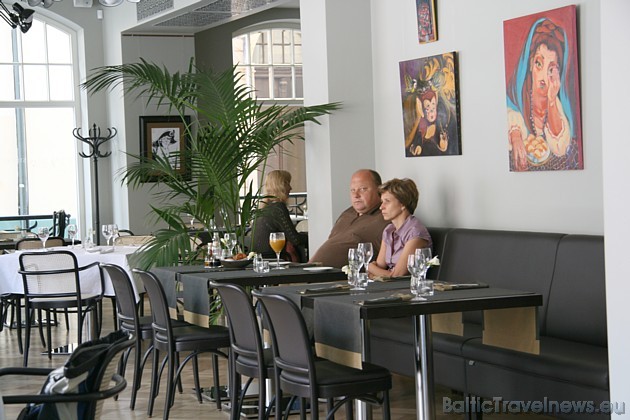 Restorāna viesi var iegādāties mākslinieces Kristiānas Dimiteres darbus, bet kamēr tos nav neviens iegādājies - tie kalpo kā restorāna interjers 35391