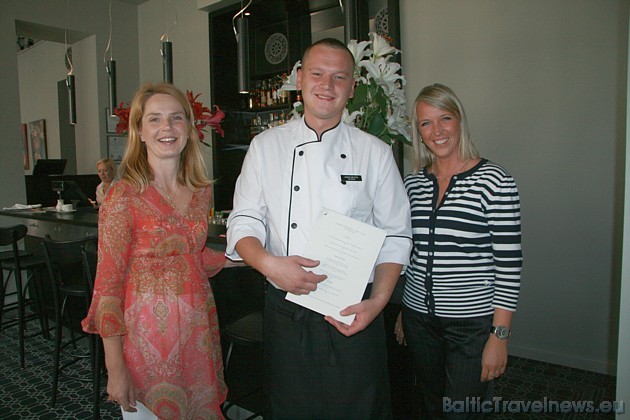 Par viesu labsajūtu rūpējas (no kreisās) - restorāna vadītāja Sannija Pirozenoka, šefpavārs Sandis Bružas un viesnīcas vadītāja Ilze Riņķe 35395