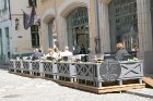 Restorāns piedāvā ielas terasi, kuru izmanto daudzie tūristi un vietējo biroju darbinieki 5
