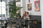Restorāna viesi var iegādāties mākslinieces Kristiānas Dimiteres darbus, bet kamēr tos nav neviens iegādājies - tie kalpo kā restorāna interjers 14