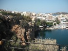 Pilsētā ir arī liels ezers, kur kā leģenda vēsta ir peldējusies pati dieviete Atēna. Mūsdienas šo ezeru pēta zinātnieki, rada National Geographic raid 7