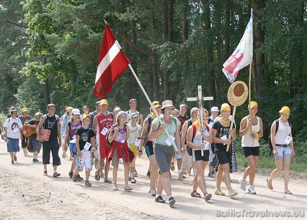 No vairākām Latvijas vietām svētceļotāji dodas gājienā uz Aglonu. Oficiāli ir pieteikušās vairāk nekā 40 svētceļotāju grupas 36014