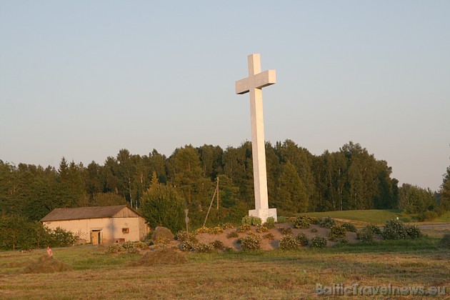 Pāris kilometrus no Aglonas visus svētceļotājus un tūristus sagaida lielais krusts uz Daugavpils-Rēzeknes-Aglonas-Preiļu apļa krustojuma 36018