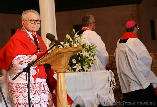 Romas katoļu baznīcas arhibīskaps Jānis Pujāts aicina Latvijas iedzīvotājus vairāk pievērsties Dievam un saviem spēkiem 36136