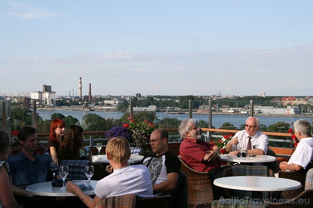 1.vieta Islande Hotel terase piedāvā burvīgu skatu uz Rīgas ostu no putna lidojuma 36218