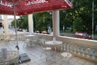 4-15.vieta - Viesnīcas Europa Royale Riga terase piedāvā burvīgu skatu uz Vērmanes dārza parku un Krišjāņa Barona ielas dzīves notikumiem 14