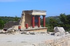 Apmēram 5 km attālumā no Krētas galvaspilsētas Heraklionas atrodas vēsturisks objekts - Knosas pils. Pirms četriem tūkstošiem gadu Knosa bija Krētas a 1