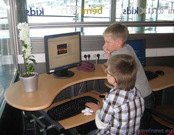 Bērnu istabā ir dators ar spēlēm un pieeju internetam, blakus datora var sekot līdz lidmašīnu izlidošanas informācijai 36737