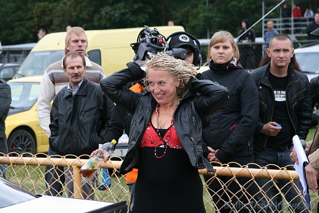 Populārā dziedātāja Olga Rajecka arī izbaudīja drifta virpuļus 37083