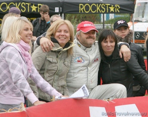 Rockstar Champions Race dalībnieks Ivars Caune kopā ar atbalstītājiem 37096