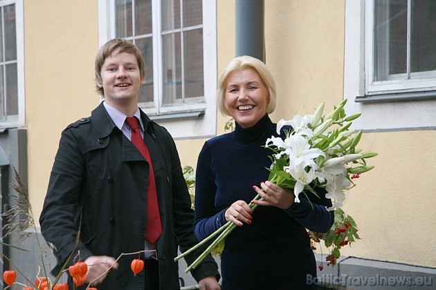 Zivju restorāna īpašniece Astrīda Arklone saņem ziedu apsveikumus no Hanza Hotel pārdošanas menedžera Jāņa Meldrāja 37359