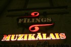 Muzikālais klubs un restorāns Fīilings atrodas Smilšu iela 1/3, kas ir blakus Doma laukumam Vecrīgā 1