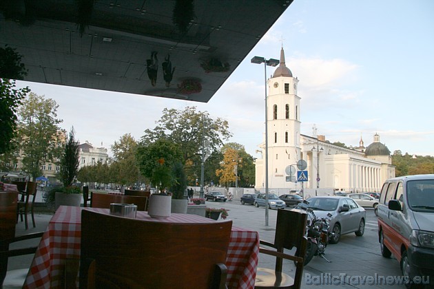 Viesnīca atrodas pretim Katedrāles baznīcai un vasaras laikā vecpilsētas atmosfēru var baudīt no viesnīcas restorāna terases 37536