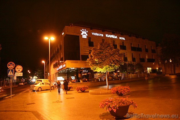 Nakts skats uz viesnīcas ēku 37549