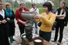 Muzejā apmeklētāji var piedalīties sviesta kulšanas procesā 5