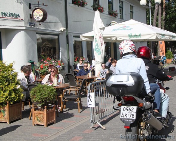 Jūrmalas āra kafejnīcu viesi varēja baudīt motociklistu klātbūtni 44795