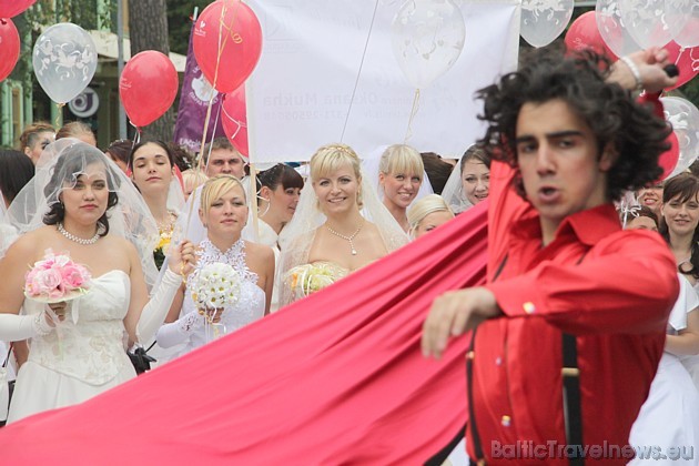 Līgavu parāde 2010 Jūrmalā 13.06.2010, bet pagājušajā gadā notika Rīgā 44802
