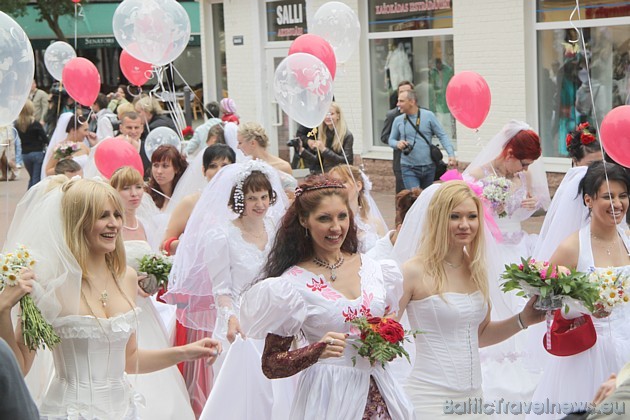 Līgavu parāde 2010 Jūrmalā 13.06.2010 www.ligavuparade.lv 44824