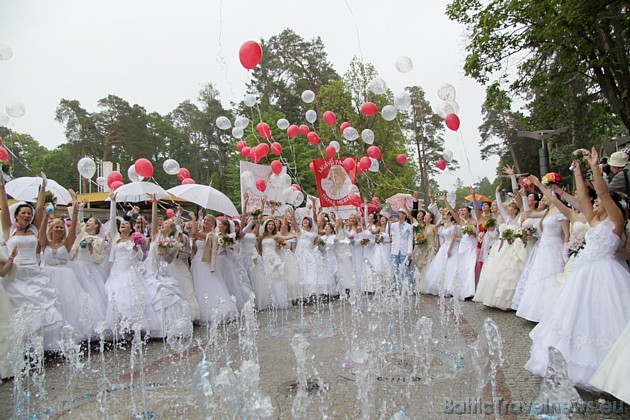 Līgavas iedomājas vēlēšanos un palaiž balonus gaisā 44870