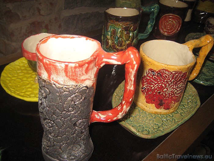 Keramikas un stikla darbnīcā tiek rīkotas arī dažādas izstādes 47103