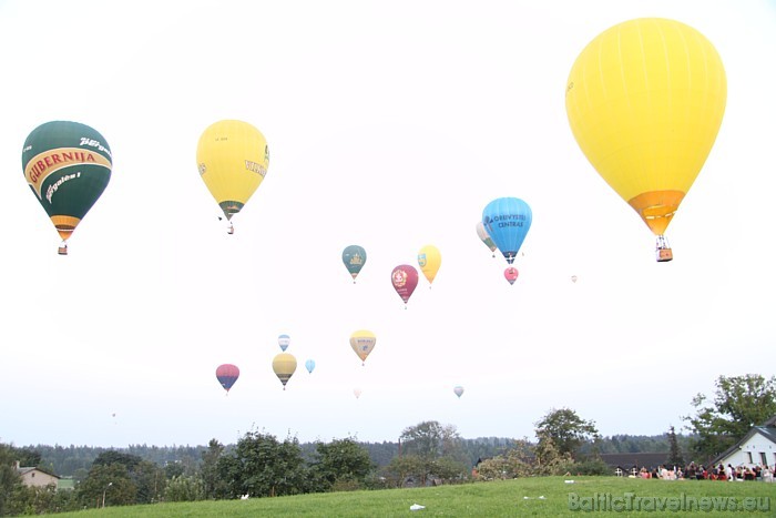 Gaisa baloni piedalījās dažādās aizraujošās balonu sacensībās 48232