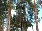 Numurs Mirrorcube jeb Spoguļkubs paredzēts diviem cilvēkiem - tur ir divvietīga gulta, vannas istaba, dzīvojamā zona un jumta terase
Foto: © Treehote 10