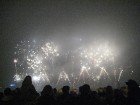 18.novembrī valsts svētku uguņošanu nodrošināja Svētku aģentūra, kas uzvarēja septiņu dalībnieku konkurencē Rīgas svētku laikā notikušajās uguņošanas  23