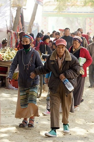 Pēc Dalai Lamas lekciju beigām, iznākot putekļainā ielā. Sarnath
Foto: Guna Bērziņa 57088