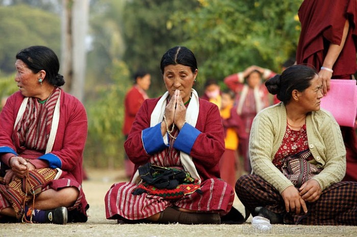Tibetietes ieņēmušas vietu vakara lūgšanas gaidot. Sarnath
Foto: Guna Bērziņa 57104