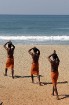 Hindu ģimenes vīrieši saņem svētību Pudžā galvenokārt. Papanasam Beach, Varkalai, Kerala
Foto: Guna Bērziņa 38