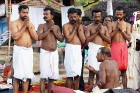 Ģimenes vīrieši saņem svētību Pudžas laikā. Papanasam Beach, Kerala
Foto: Guna Bērziņa 40