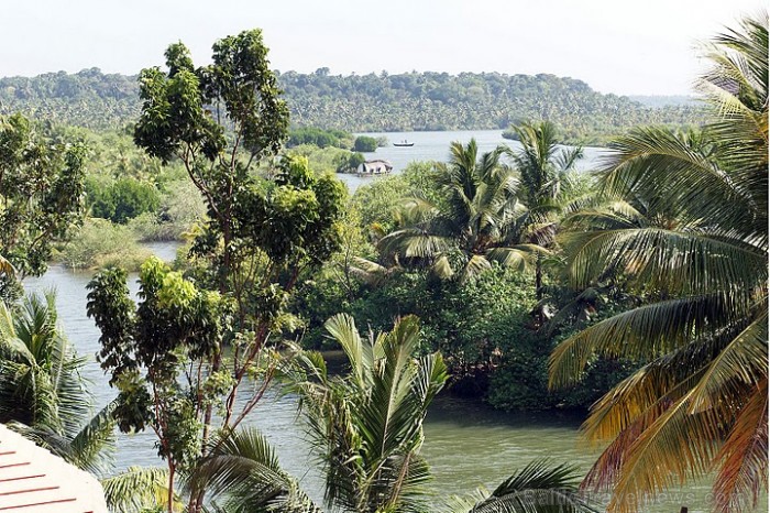 No koloniālo laiku bazilikas kalna paveras neatkārtojama panorāma pār Backwaters – lagūnezeriem, upēm, kanāliem un mangrovju salām. Kollam, Kerala. Fo 57196