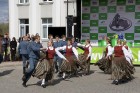 Pa to laiku braucējus un pavadoņus izklaidē deju kolektīvi
Foto: Novatours 33