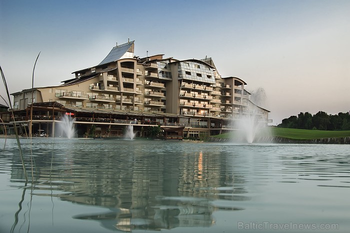 Viesnīca Sueno Hotels Golf Belek atrodas 30 km attālumā no Antaljas lidostas, kūrortpilsētā Beleka 60601