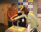 Agris Stuklis (laimīgais pasažieris), Elina Hakkarainen (Ryanair pārdošanas un mārketinga vadītāja Baltijā un Skandināvijā) un Liene Freivalde (lidost 6