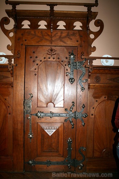 Masīvās durvis ar krāšņajiem metāla apkaluma ornamentiem, liecina par kādreizējo varenību 63190