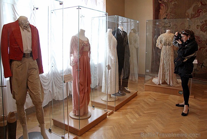 Muižā ir izstādīti autentiski grāfu tērpi, un starp tiem ir arī slavenās Koko Šaneles kleitas 63196