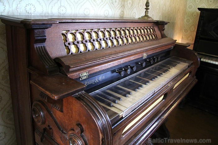 Muzejā var aplūkot autentisko pianīnu un harmoniju, uz kuras spēlēja komponists un citi viņa ģimenes locekļi 64926