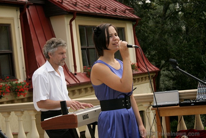 Dārza svētku laika uz Dikļu pils balkona notika Ronjas Burves un Gunāra Geduševa koncerts 65634