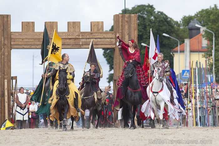 2011.gada 21. augustā, Rīgas 810 gadu jubilejas svētku ietvaros, 11. novembra krastmalā notika vēl Latvijā klātienē neredzētas bruņinieku cīņas zirgos 65962