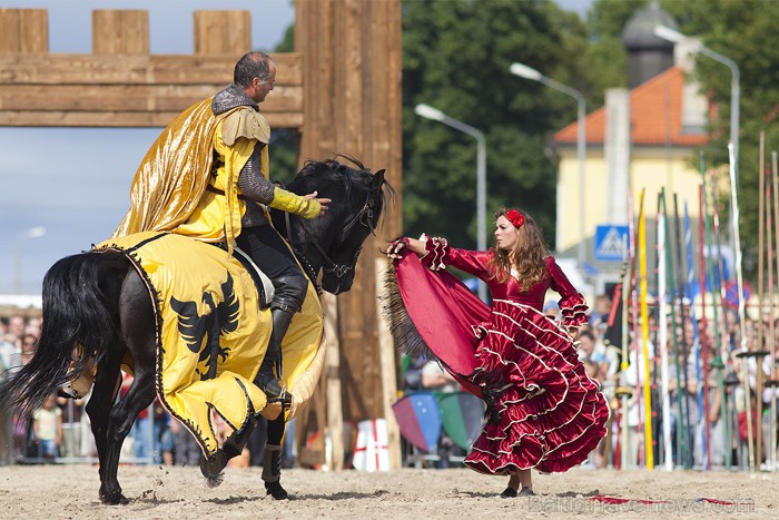 Rīgas 810 gadu jubilejas svētku ietvaros, 11. novembra krastmalā notika vēl Latvijā klātienē neredzētas bruņinieku cīņas zirgos. Foto: www.fotoprojekt 65969