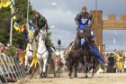 Rīgas 810 gadu jubilejas svētku ietvaros, 11. novembra krastmalā notika vēl Latvijā klātienē neredzētas bruņinieku cīņas zirgos. Foto: www.fotoprojekt 13