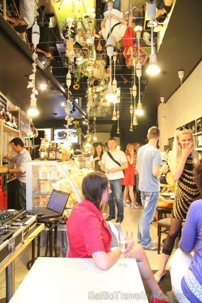 26.08.2011 Index Cafe, kas atrodas Šķūņu iela 16 (Vecrīgā), aicināja draugus uz šampanieša glāzi par godu 2 gadu dzimšanas dienai www.indexcafe.lv Fot 66140