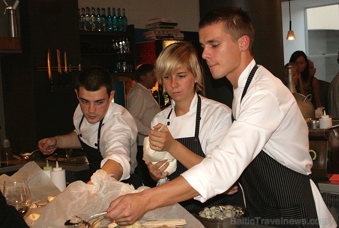 Mārtiņš Sirmais, Ēriks Dreibants un Rūta Rietuma 15.09.2011 atklāj jauno 3 pavāru restorānu «Tam labam būs augt» Jēkaba kazarmās 2B, Torņa ielā 4 67039