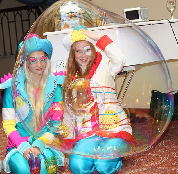 Pecolli ziepju burbuļu šovs «Bubblelandia» notiks 29.10.2011 Ķīpsalā, bet jau tagad iluzionisti Dace un Enriko Pecolli nodemonstrēja viesnīcā Monika d 67632