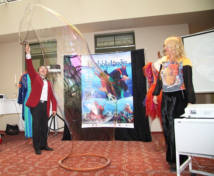 Pecolli ziepju burbuļu šovs «Bubblelandia» notiks 29.10.2011 Ķīpsalā, bet jau tagad iluzionisti Dace un Enriko Pecolli nodemonstrēja viesnīcā Monika d 67634