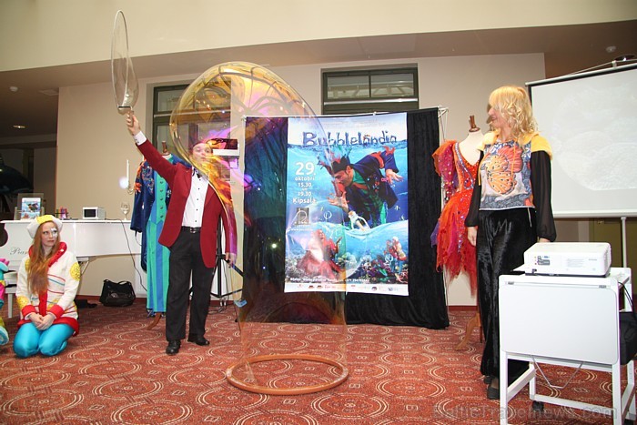 Pecolli ziepju burbuļu šovs «Bubblelandia» notiks 29.10.2011 Ķīpsalā, bet jau tagad iluzionisti Dace un Enriko Pecolli nodemonstrēja viesnīcā Monika d 67635
