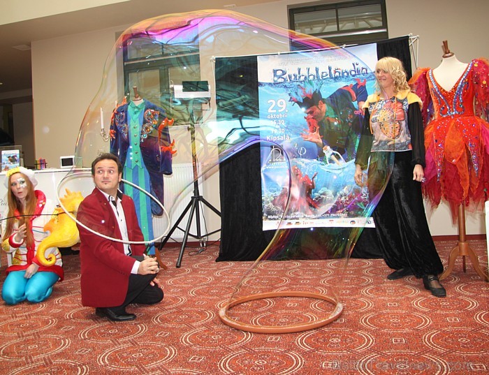 Pecolli ziepju burbuļu šovs «Bubblelandia» notiks 29.10.2011 Ķīpsalā, bet jau tagad iluzionisti Dace un Enriko Pecolli nodemonstrēja viesnīcā Monika d 67637